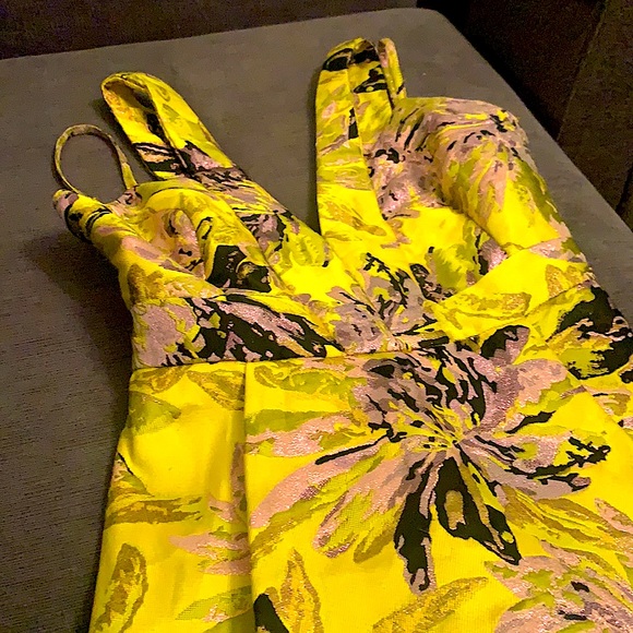 Beautiful detailed floral summer dress. (S) - Picture 3 of 4